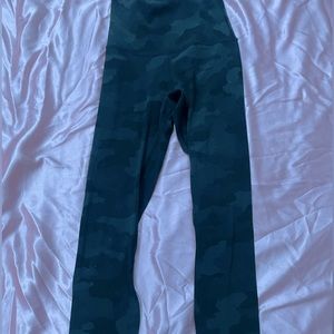Lululemon Camo Leggings Size 0 (hidden pocket)